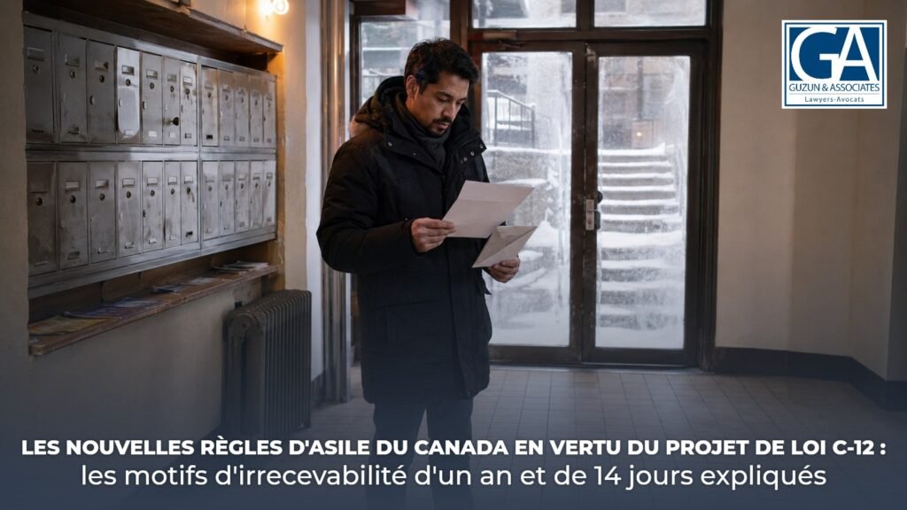 Un homme lit une lettre officielle près des boîtes aux lettres dans l'entrée d'un immeuble montréalais en hiver