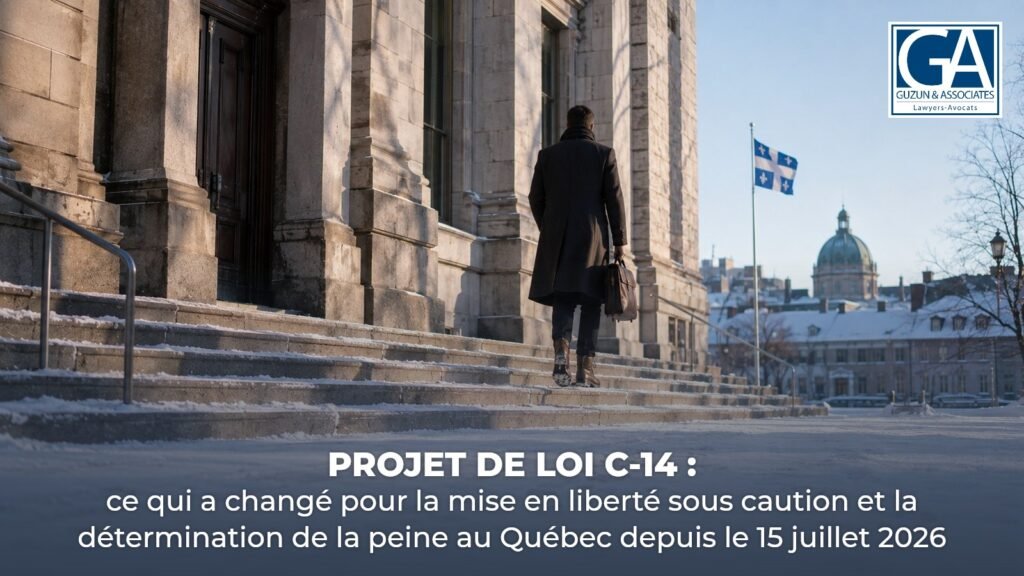 Un homme monte les marches enneigées d’un palais de justice de Montréal, drapeau du Québec en arrière-plan