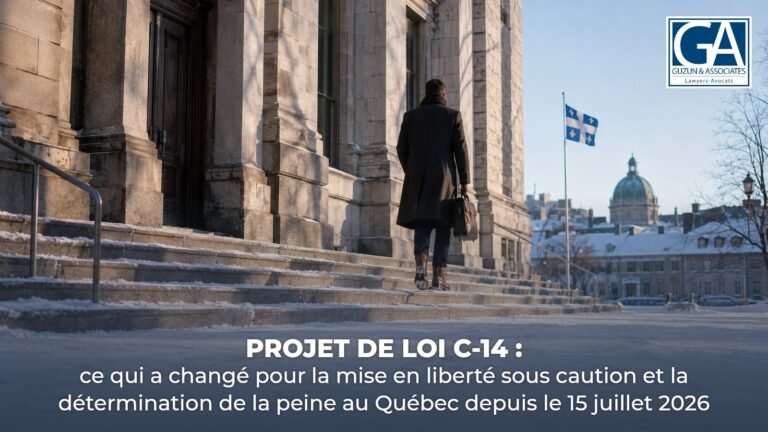 Un homme monte les marches enneigées d’un palais de justice de Montréal, drapeau du Québec en arrière-plan