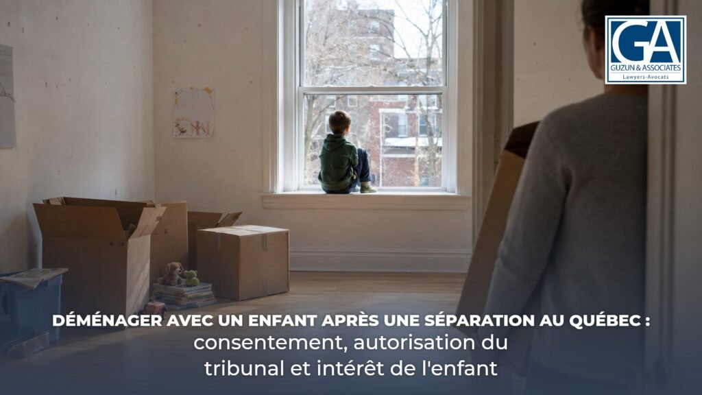 Un enfant assis sur le rebord d'une fenêtre dans une chambre à moitié emballée lors d'un déménagement à Montréal