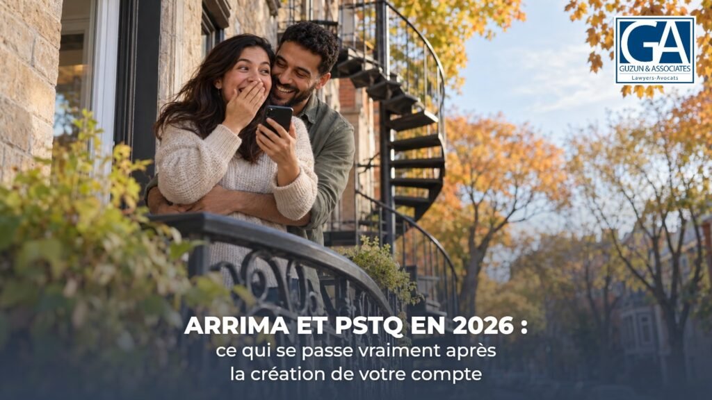 Couple sur un balcon de Montréal qui réagit avec joie à une bonne nouvelle reçue sur son téléphone, à côté d’un escalier en colimaçon, illustrant une invitation Arrima