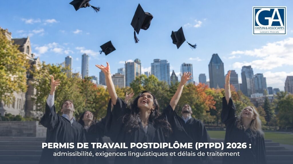 Diplômés internationaux lançant leur mortier de finissant dans les airs sur un campus de Montréal, devant les tours du centre-ville