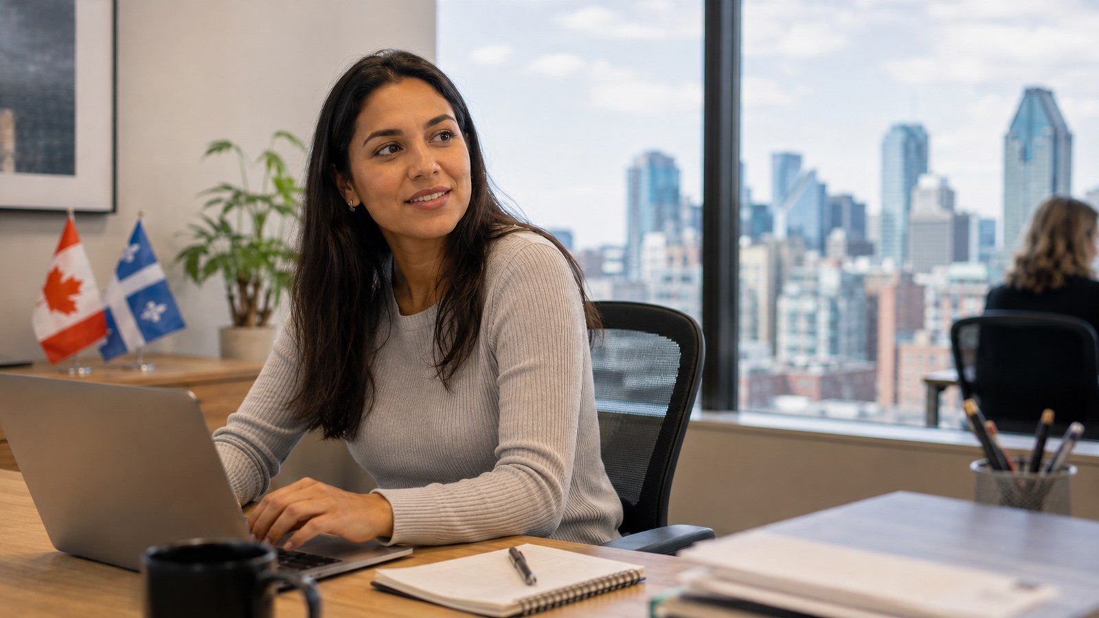 Diplômée au travail dans un bureau de Montréal pendant le traitement de sa demande de PTPD