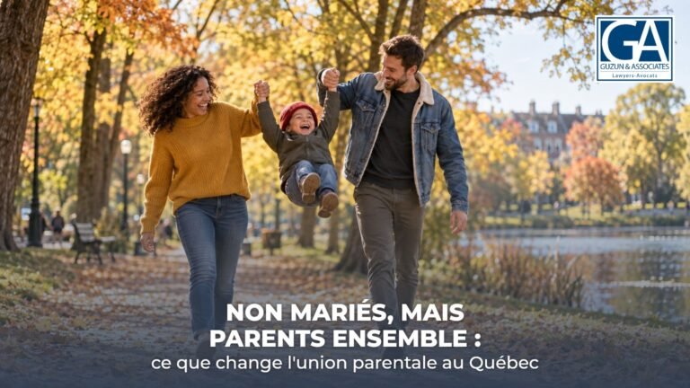 Parents non mariés qui font sauter leur jeune fils en le tenant par les mains dans un parc de Montréal en automne, illustrant le régime d’union parentale au Québec